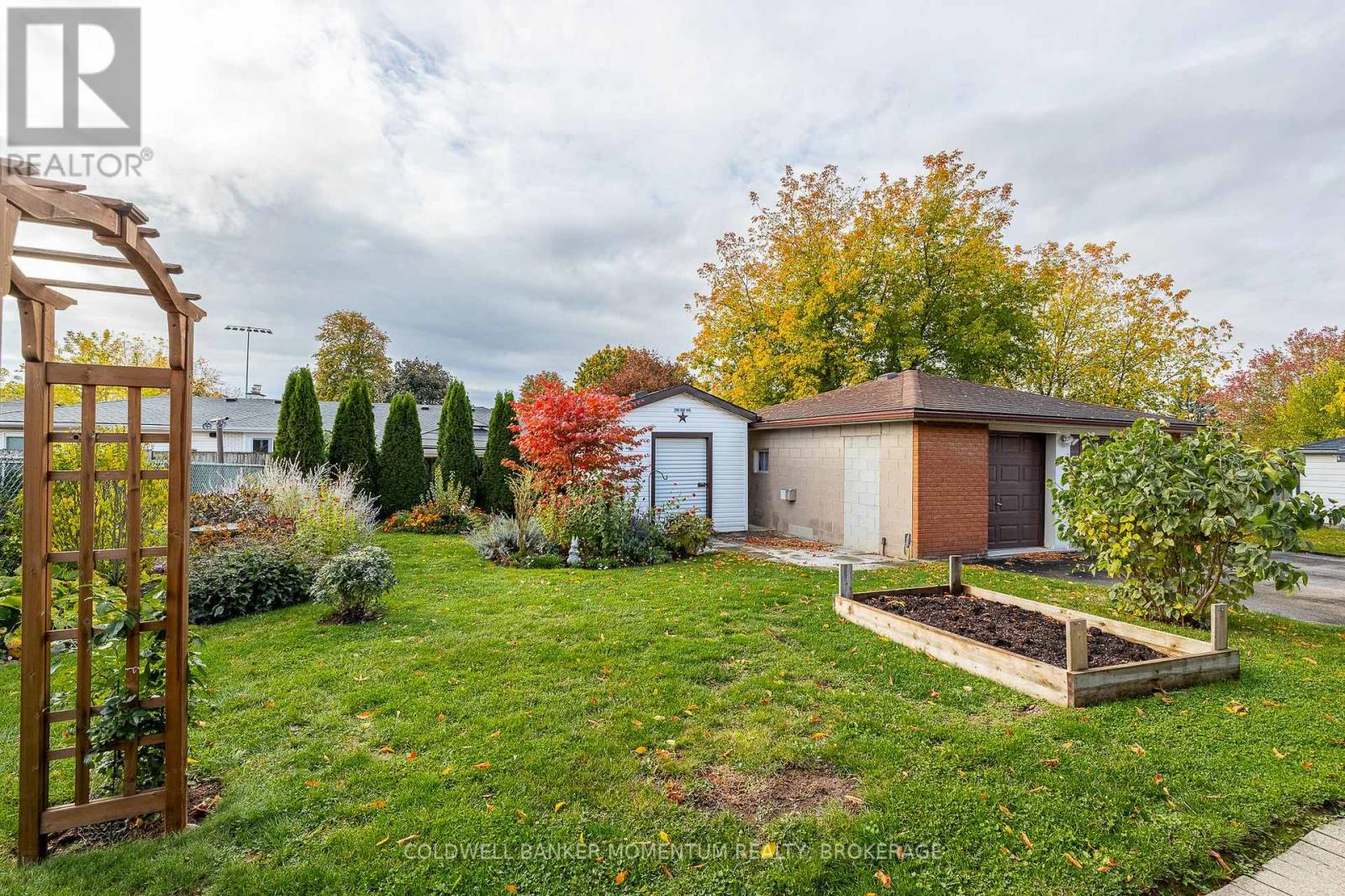 33 Rolling Acres Drive, Welland, Ontario  L3C 3N4 - Photo 3 - X12481805