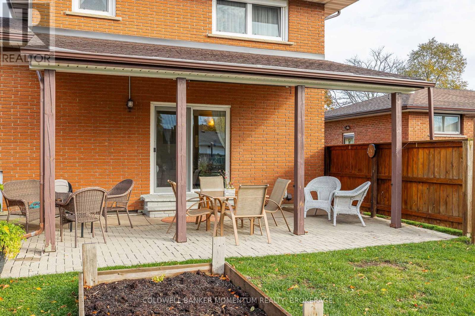 33 Rolling Acres Drive, Welland, Ontario  L3C 3N4 - Photo 6 - X12481805