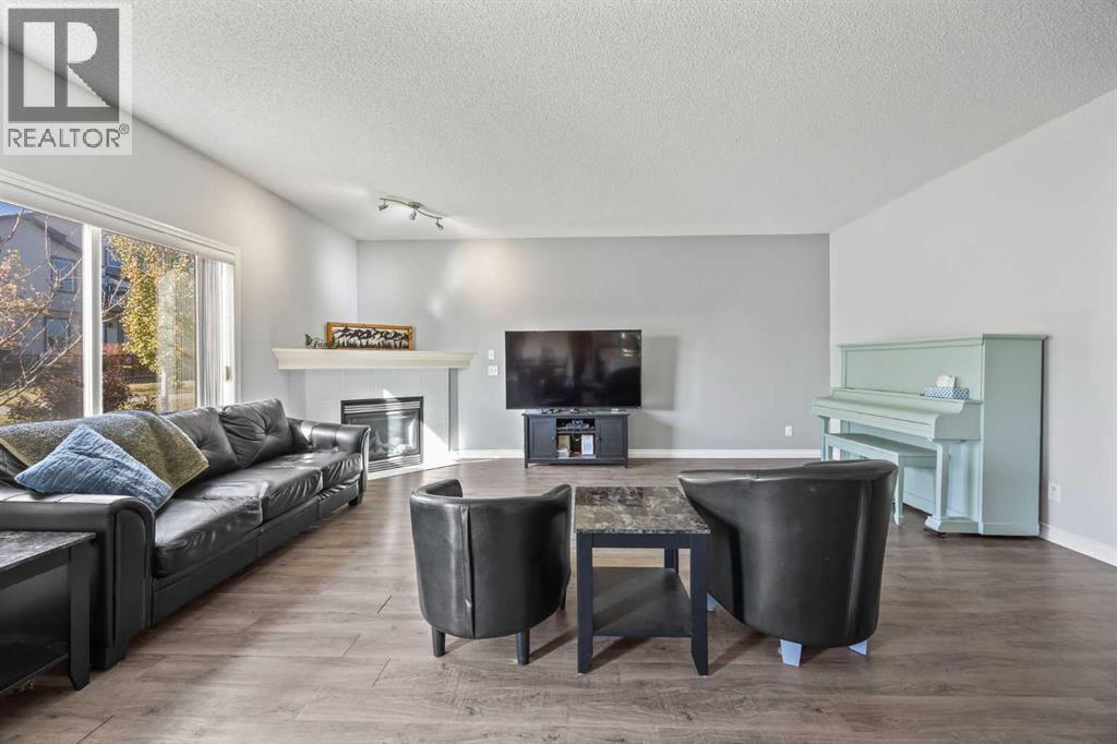 303 Westmount Court, Okotoks, Alberta  T1S 0B6 - Photo 8 - A2264302