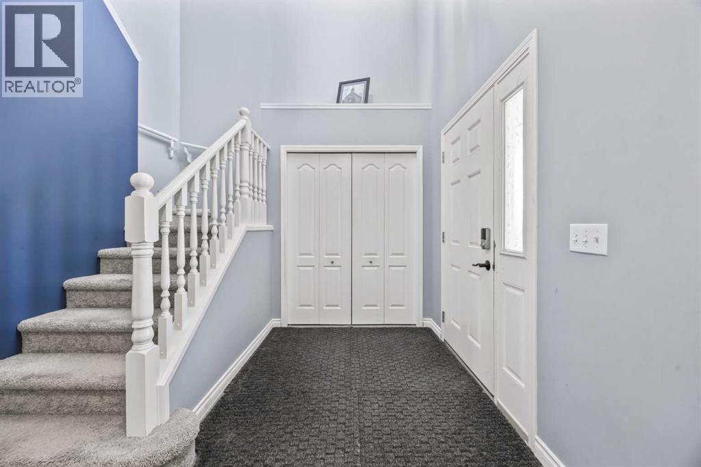 303 Westmount Court, Okotoks, Alberta  T1S 0B6 - Photo 4 - A2264302