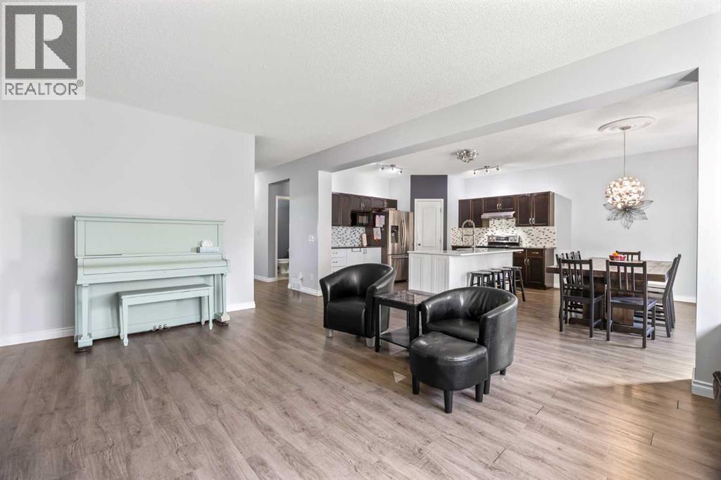 303 Westmount Court, Okotoks, Alberta  T1S 0B6 - Photo 9 - A2264302