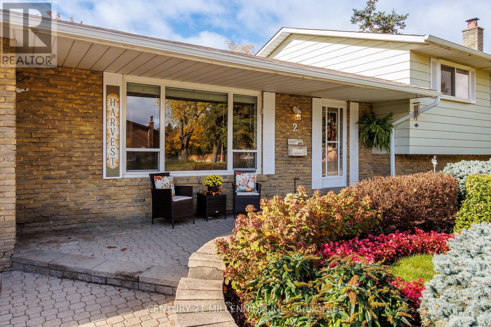 2 Pine Cliff Drive, Mississauga, Ontario  L5N 1E1 - Photo 2 - W12481826