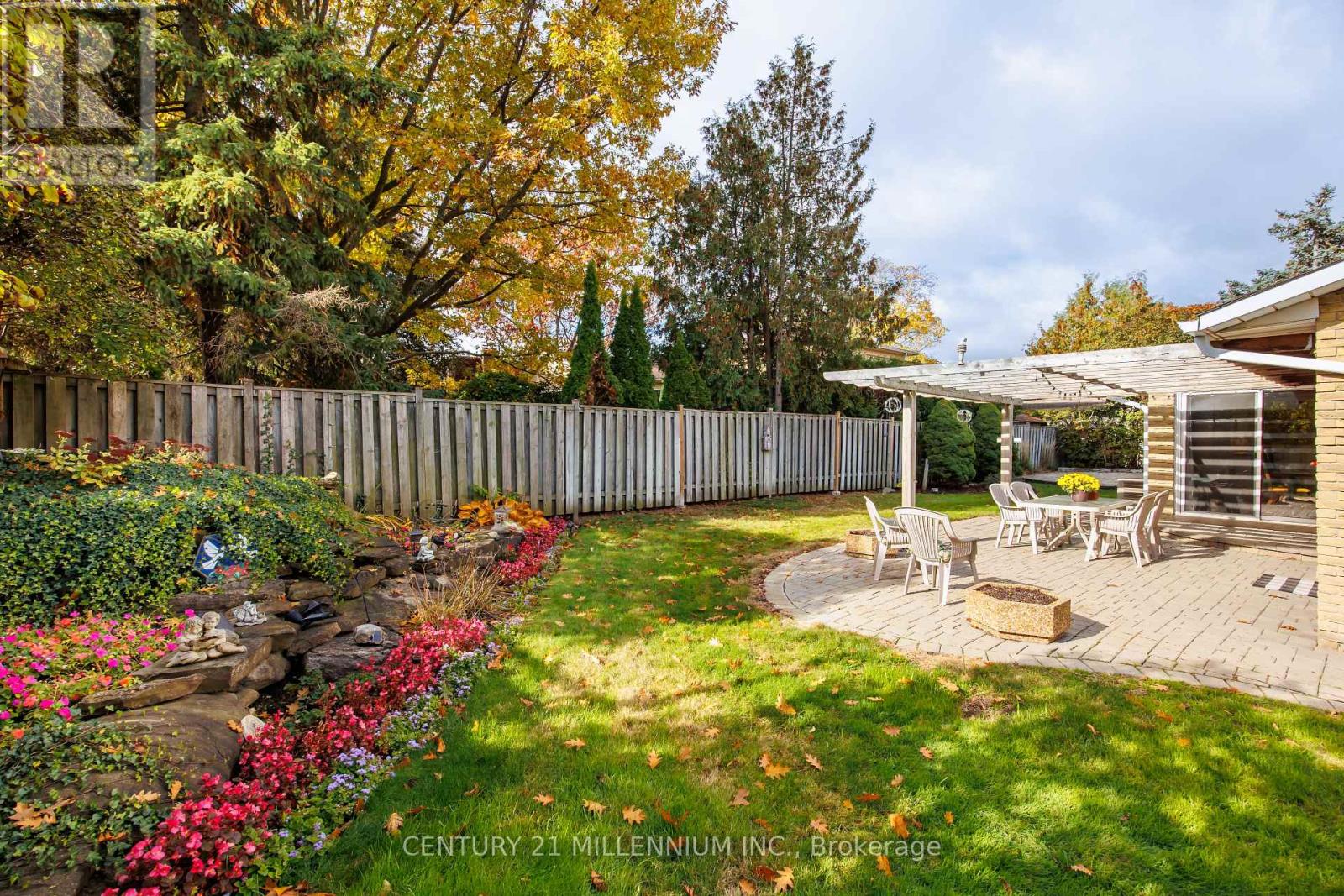 2 Pine Cliff Drive, Mississauga, Ontario  L5N 1E1 - Photo 6 - W12481826