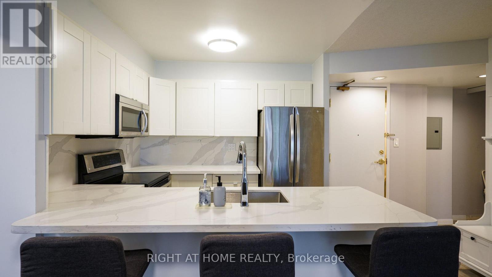 408 - 188 Redpath Avenue, Toronto, Ontario  M4P 3J2 - Photo 4 - C12481831