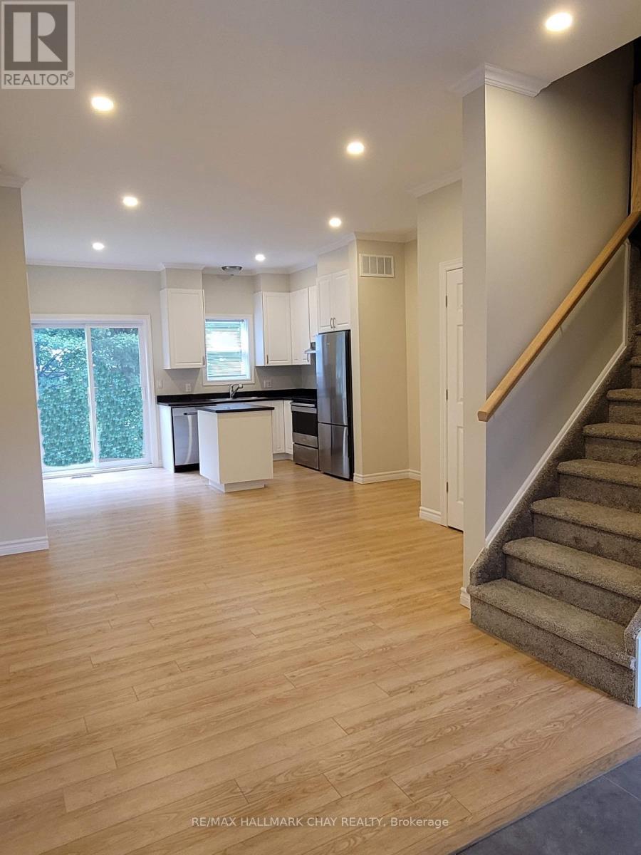 31 Marcus Street, Barrie, Ontario  L4N 3L7 - Photo 2 - S12481837