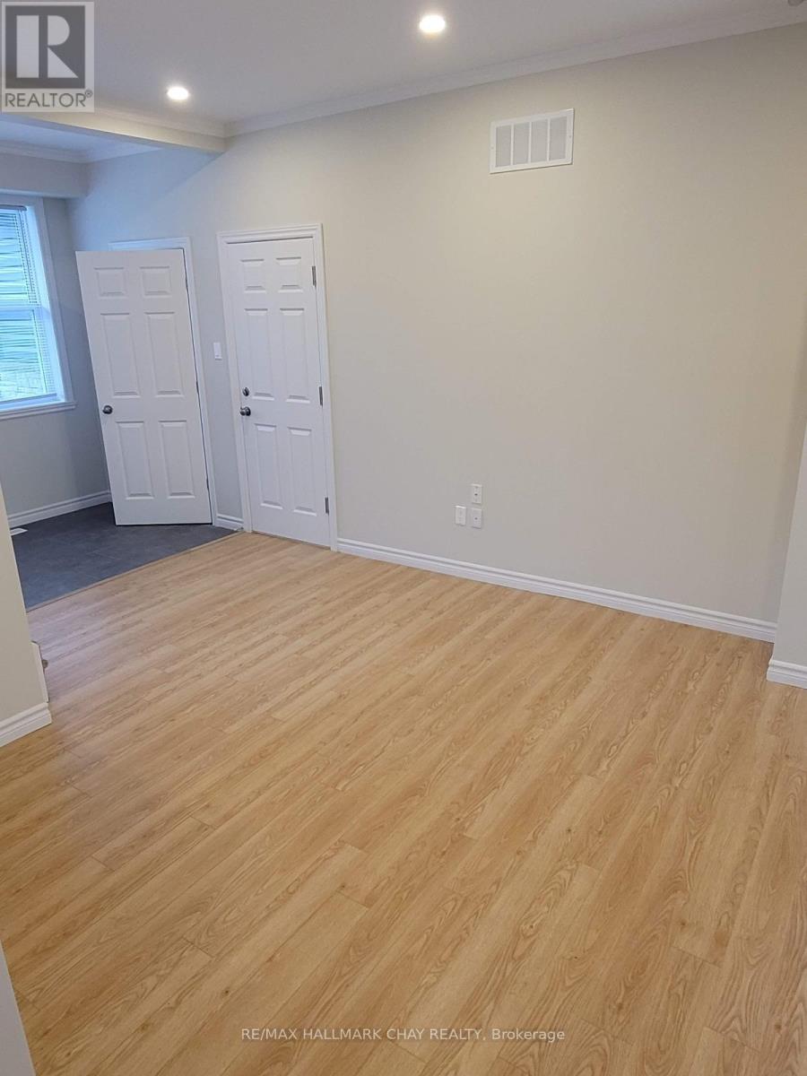 31 Marcus Street, Barrie, Ontario  L4N 3L7 - Photo 4 - S12481837