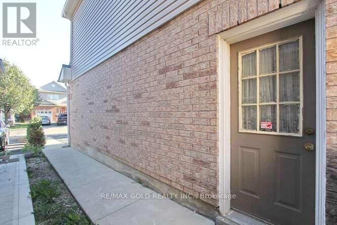 88 Ridgemore Crescent, Brampton, Ontario  L7A 2L5 - Photo 4 - W12481842
