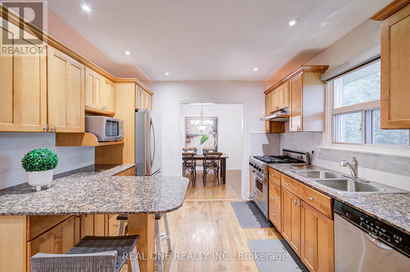250 Belvenia Road, Burlington, Ontario  L7L 2G4 - Photo 16 - W12481866