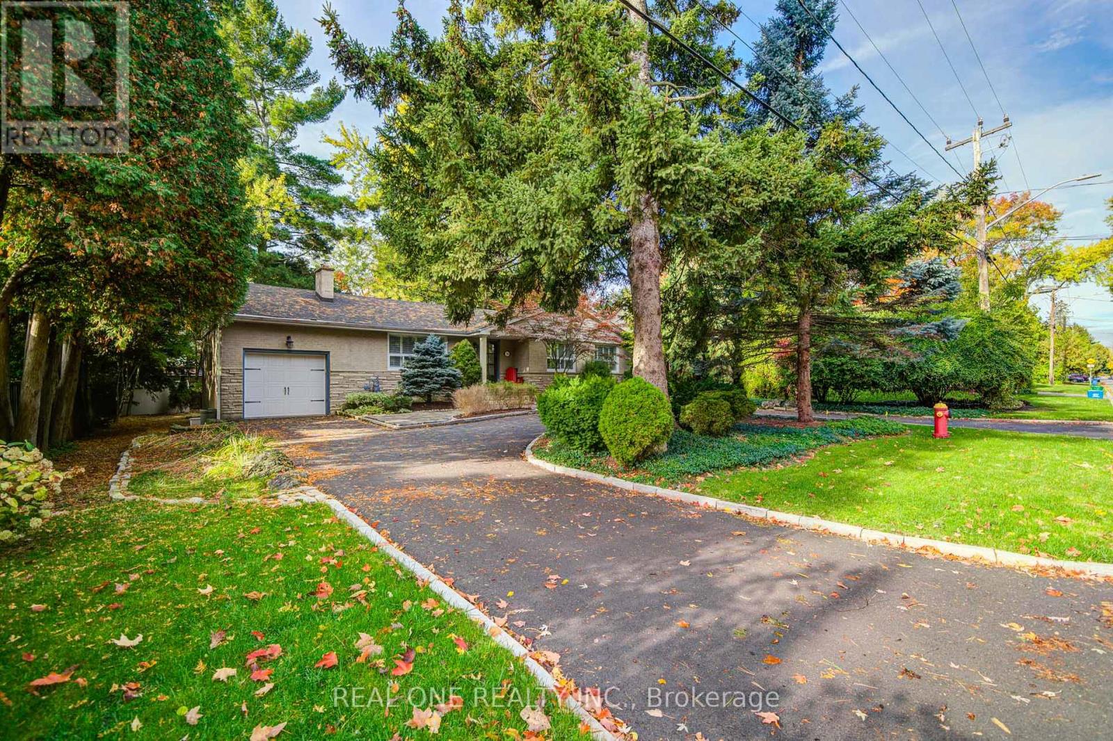 250 Belvenia Road, Burlington, Ontario  L7L 2G4 - Photo 2 - W12481866
