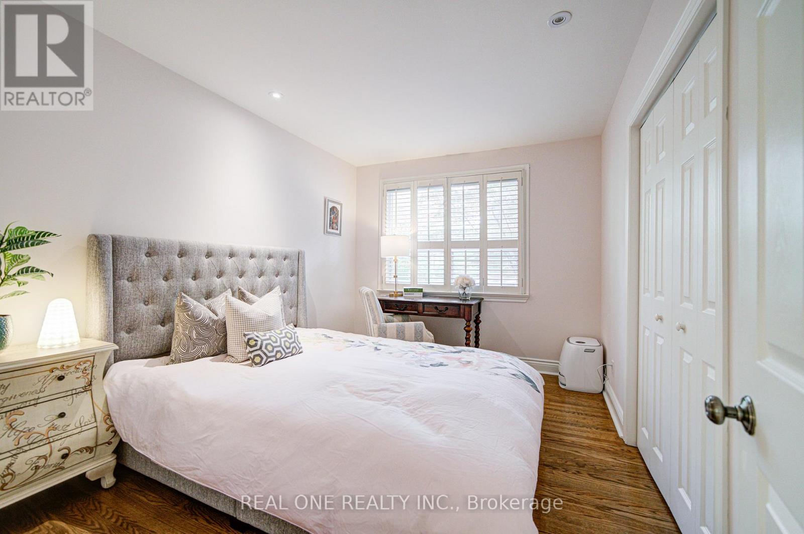 250 Belvenia Road, Burlington, Ontario  L7L 2G4 - Photo 20 - W12481866