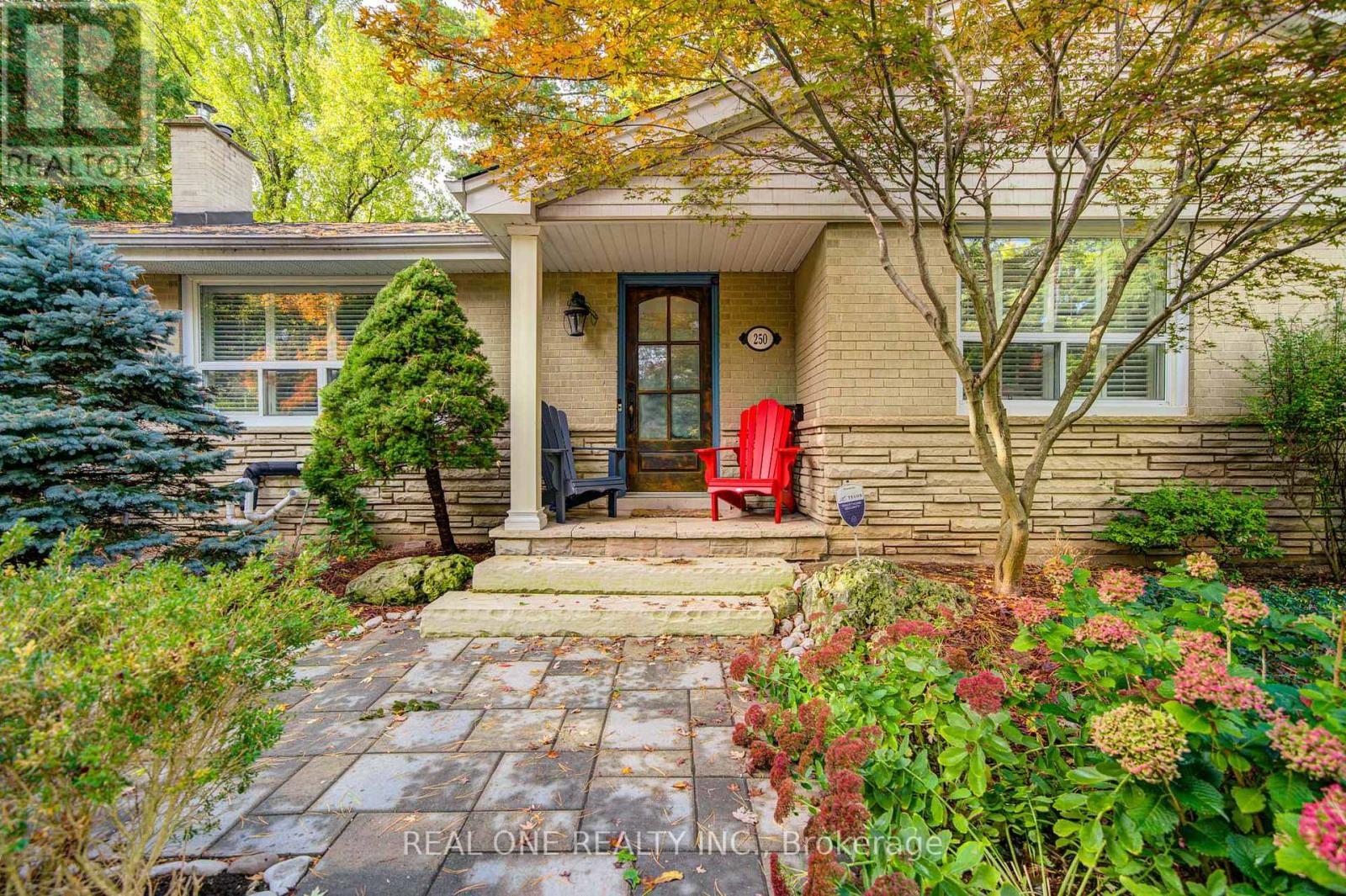 250 Belvenia Road, Burlington, Ontario  L7L 2G4 - Photo 3 - W12481866