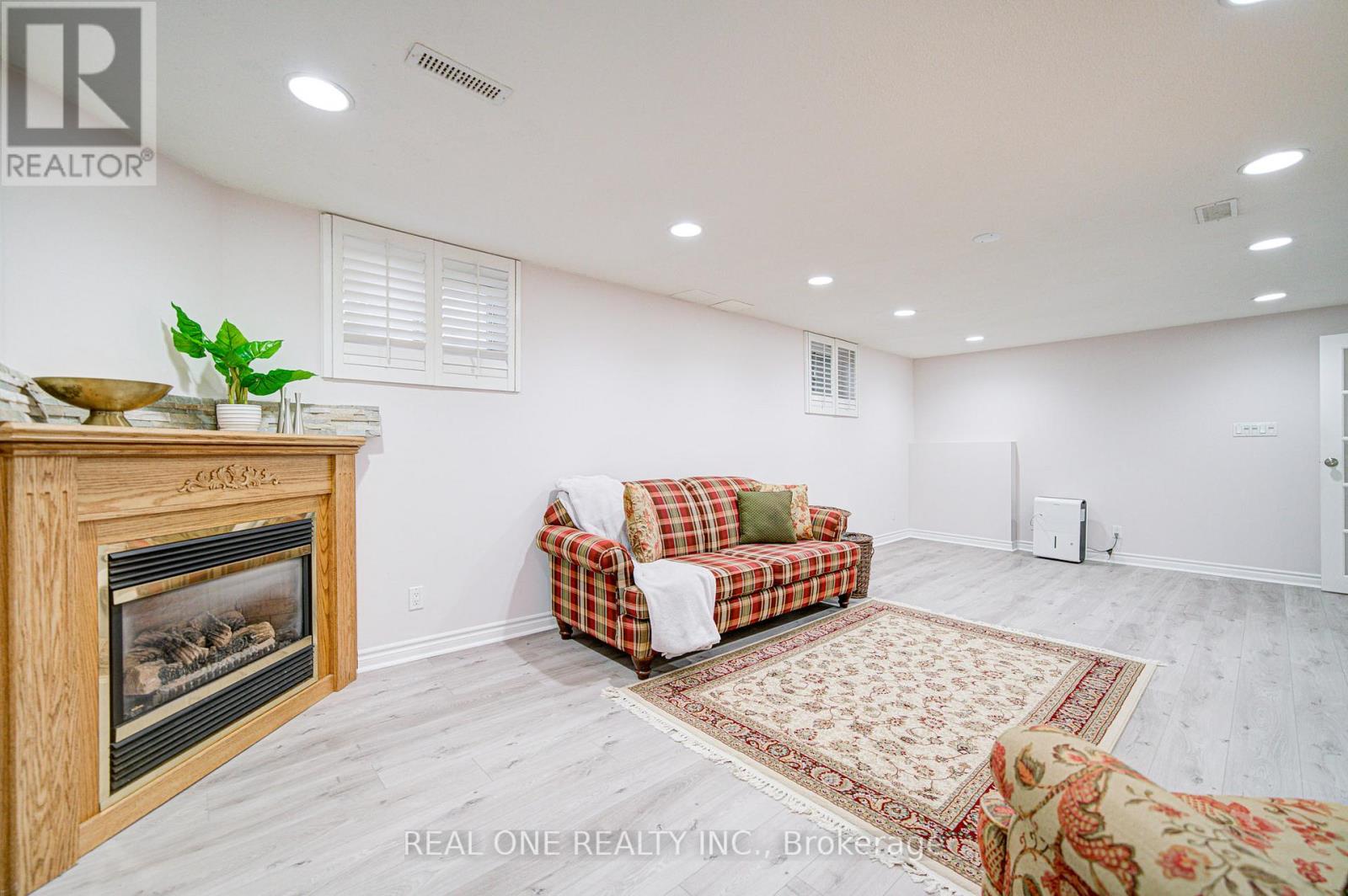 250 Belvenia Road, Burlington, Ontario  L7L 2G4 - Photo 33 - W12481866