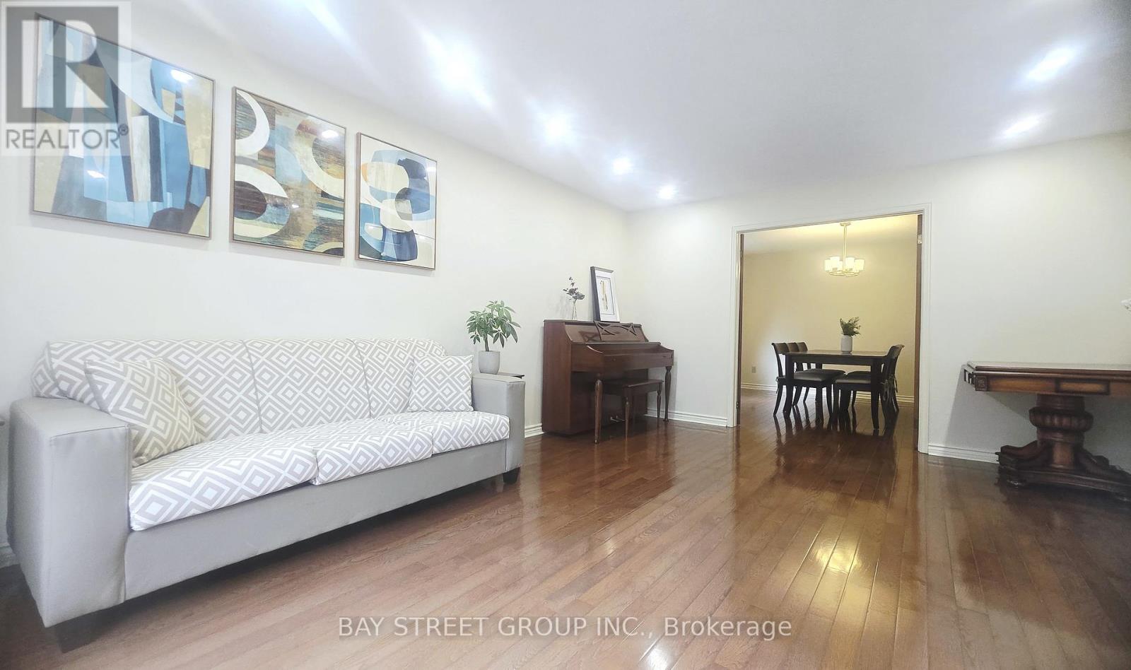 24 Beasley Drive, Richmond Hill, Ontario  L4C 7Z2 - Photo 4 - N12479885
