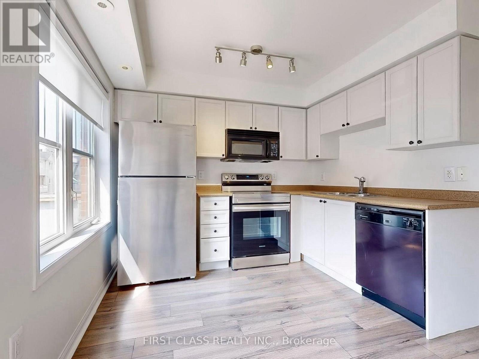 2 - 595 Dundas Street W, Mississauga, Ontario  L5B 0B3 - Photo 3 - W12481906