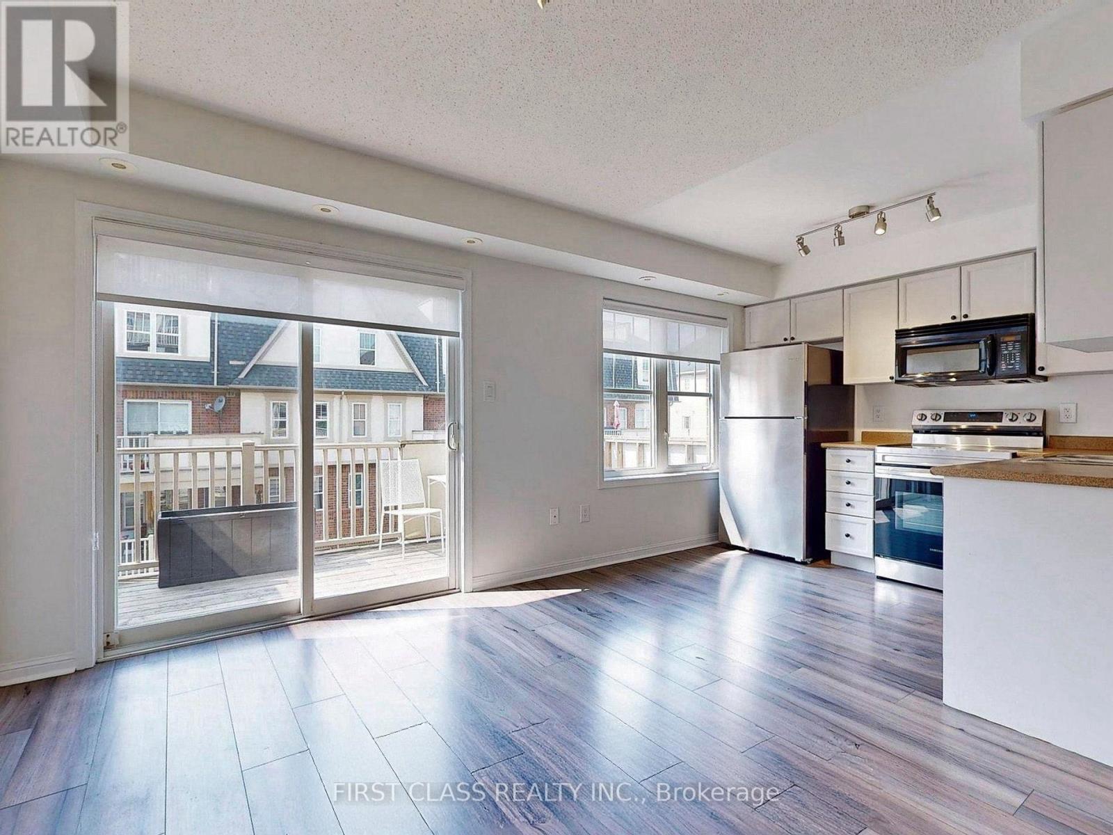 2 - 595 Dundas Street W, Mississauga, Ontario  L5B 0B3 - Photo 5 - W12481906