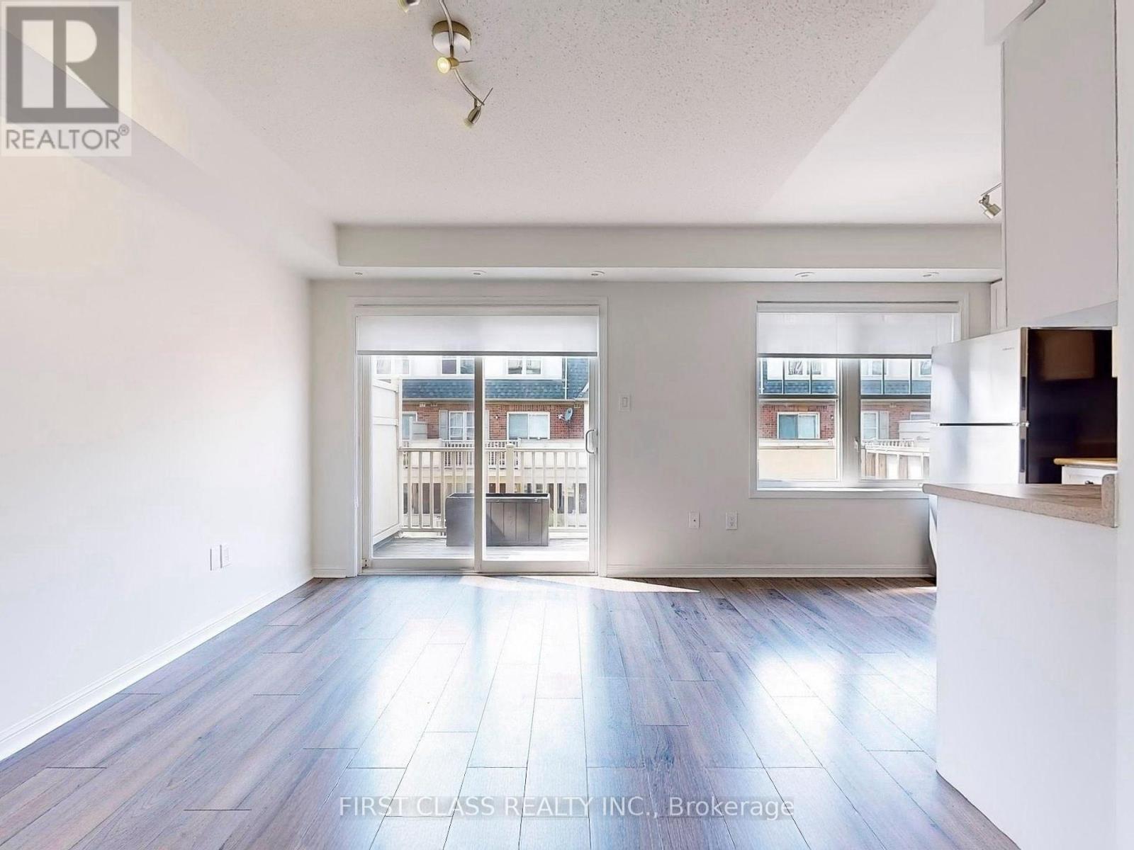 2 - 595 Dundas Street W, Mississauga, Ontario  L5B 0B3 - Photo 6 - W12481906