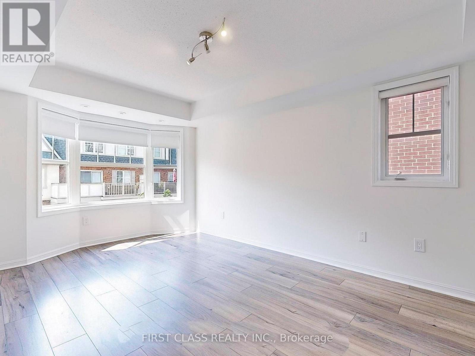 2 - 595 Dundas Street W, Mississauga, Ontario  L5B 0B3 - Photo 7 - W12481906