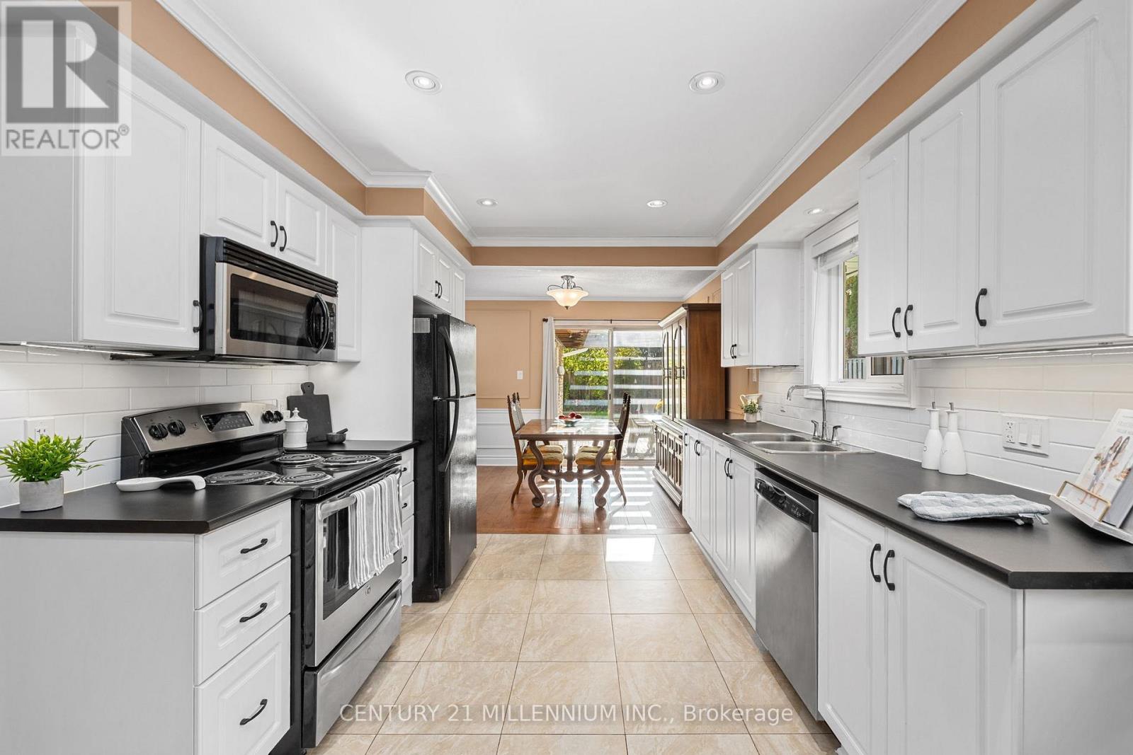2 Pine Cliff Drive, Mississauga, Ontario  L5N 1E1 - Photo 14 - W12481826