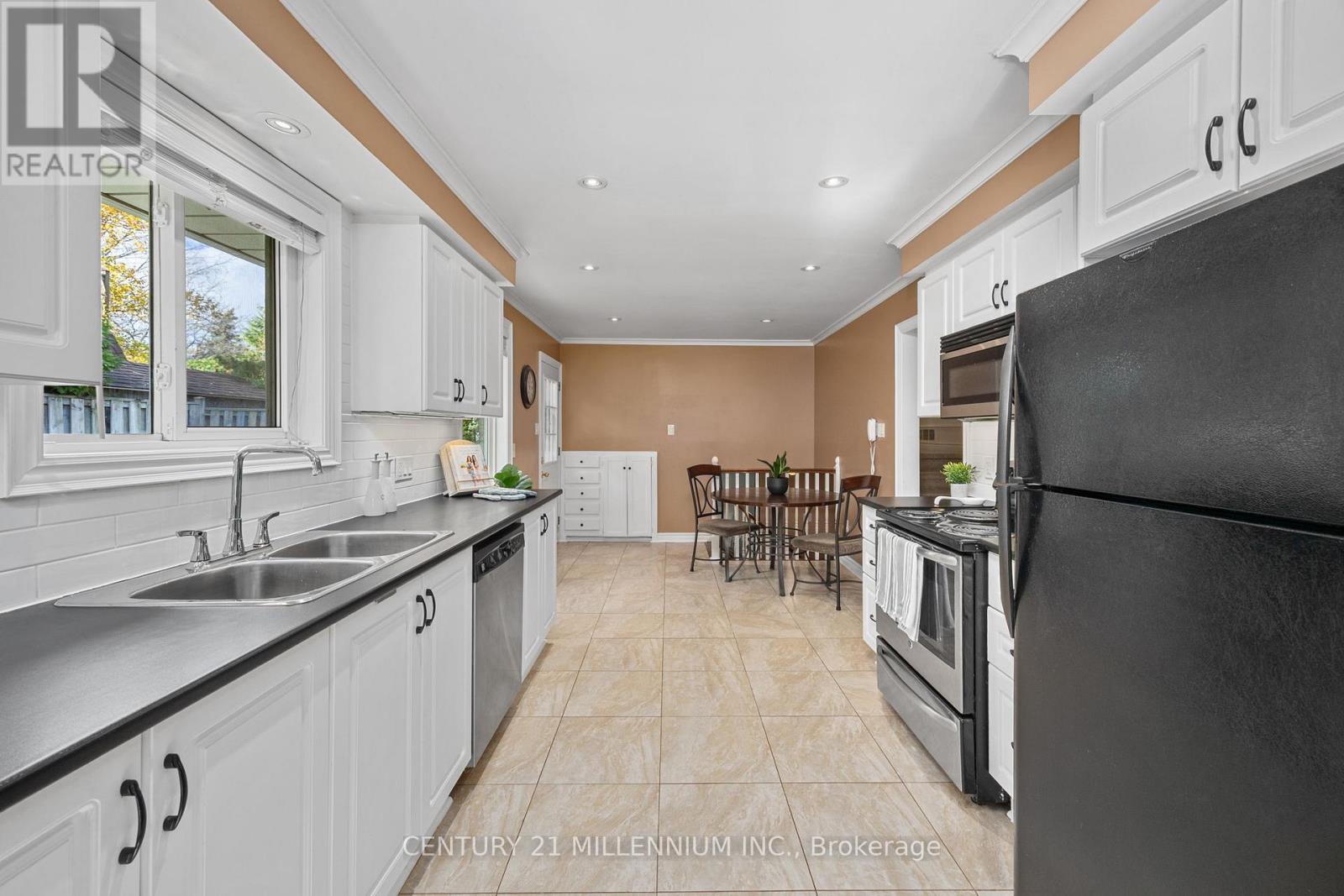 2 Pine Cliff Drive, Mississauga, Ontario  L5N 1E1 - Photo 12 - W12481826