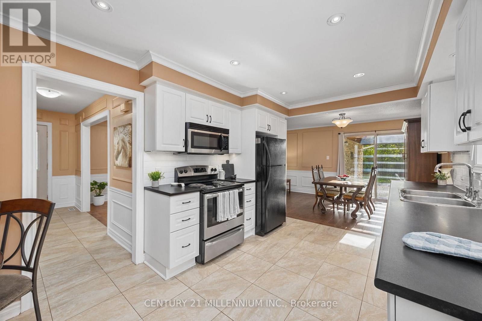 2 Pine Cliff Drive, Mississauga, Ontario  L5N 1E1 - Photo 13 - W12481826
