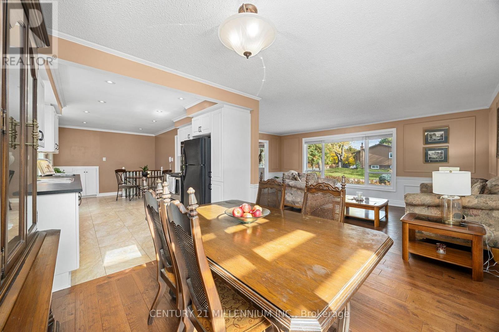 2 Pine Cliff Drive, Mississauga, Ontario  L5N 1E1 - Photo 10 - W12481826