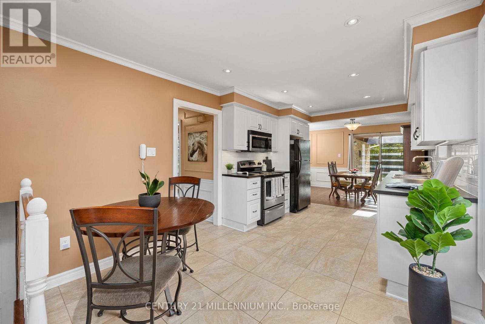 2 Pine Cliff Drive, Mississauga, Ontario  L5N 1E1 - Photo 16 - W12481826