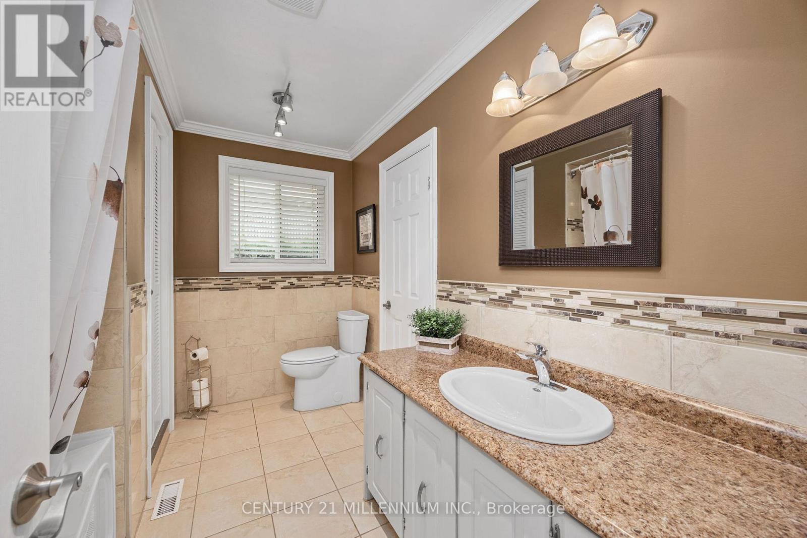 2 Pine Cliff Drive, Mississauga, Ontario  L5N 1E1 - Photo 19 - W12481826