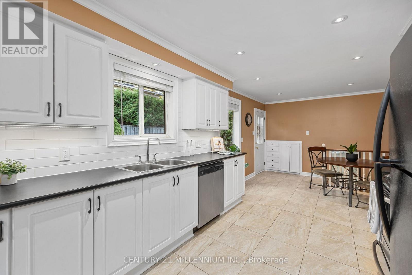 2 Pine Cliff Drive, Mississauga, Ontario  L5N 1E1 - Photo 11 - W12481826