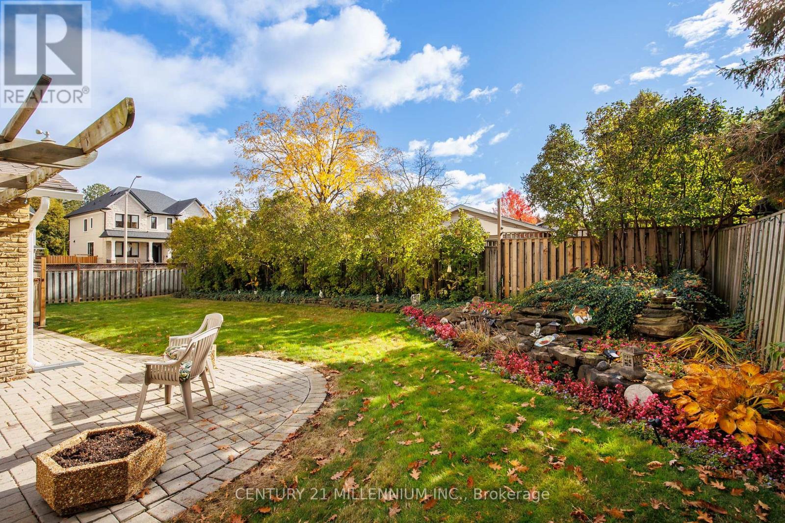 2 Pine Cliff Drive, Mississauga, Ontario  L5N 1E1 - Photo 31 - W12481826