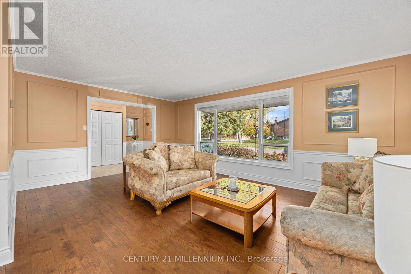 2 Pine Cliff Drive, Mississauga, Ontario  L5N 1E1 - Photo 8 - W12481826