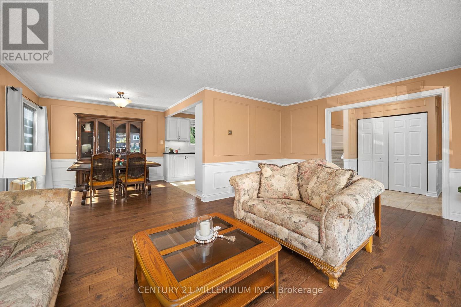 2 Pine Cliff Drive, Mississauga, Ontario  L5N 1E1 - Photo 7 - W12481826