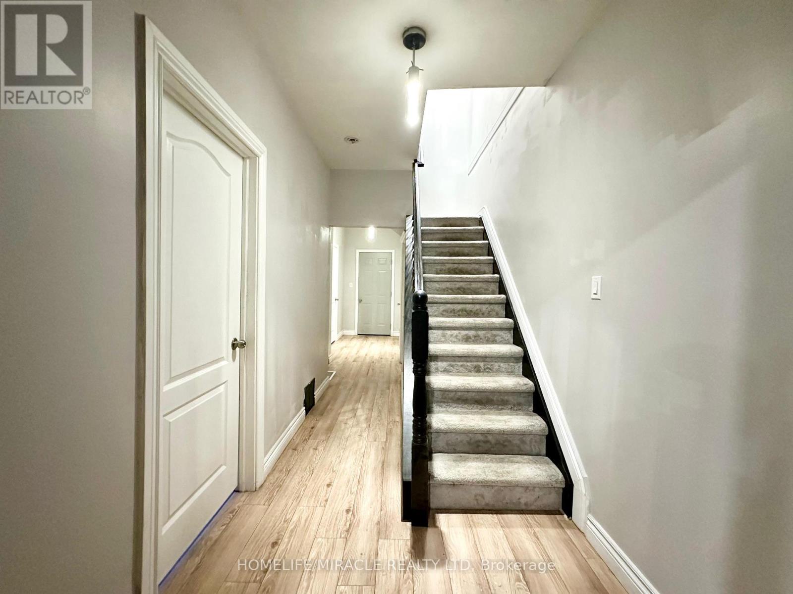 175 Burgar Street, Welland, Ontario  L3B 2T3 - Photo 2 - X12410201