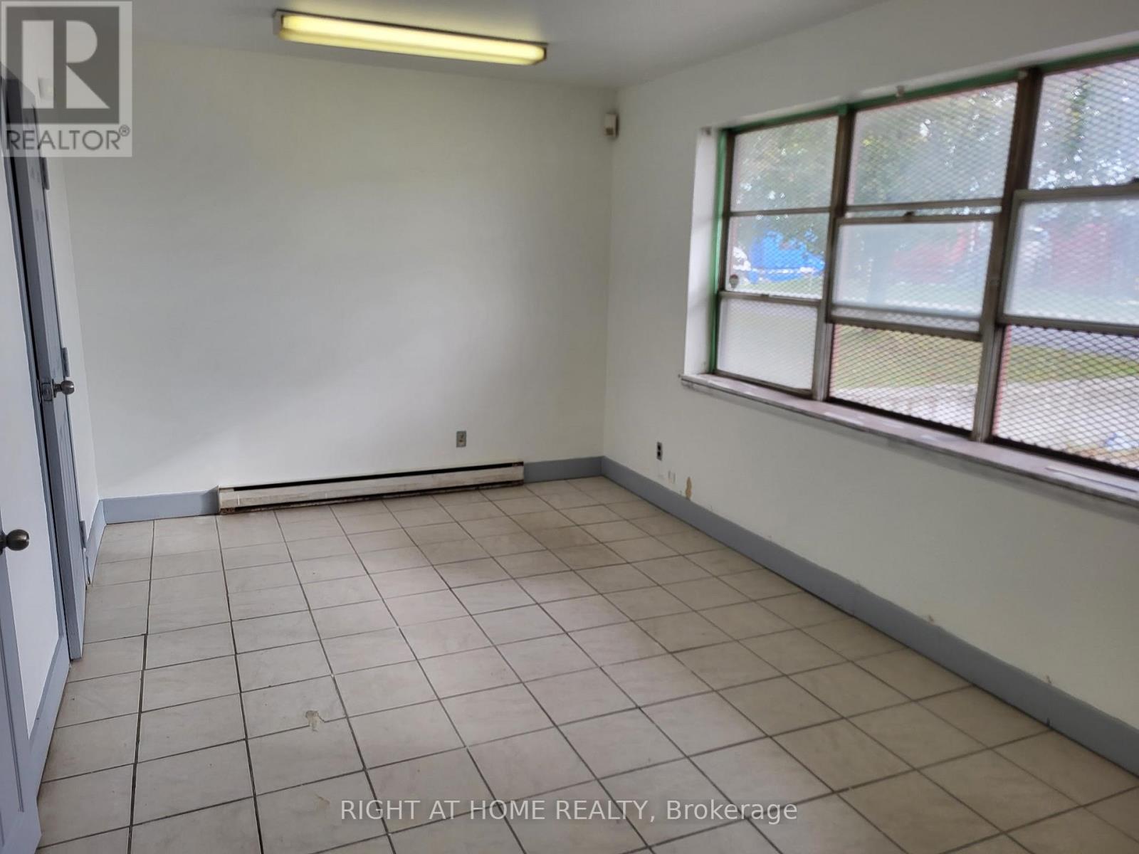 25 Covington Street, Hamilton, Ontario  L8E 2Y4 - Photo 4 - X12475423