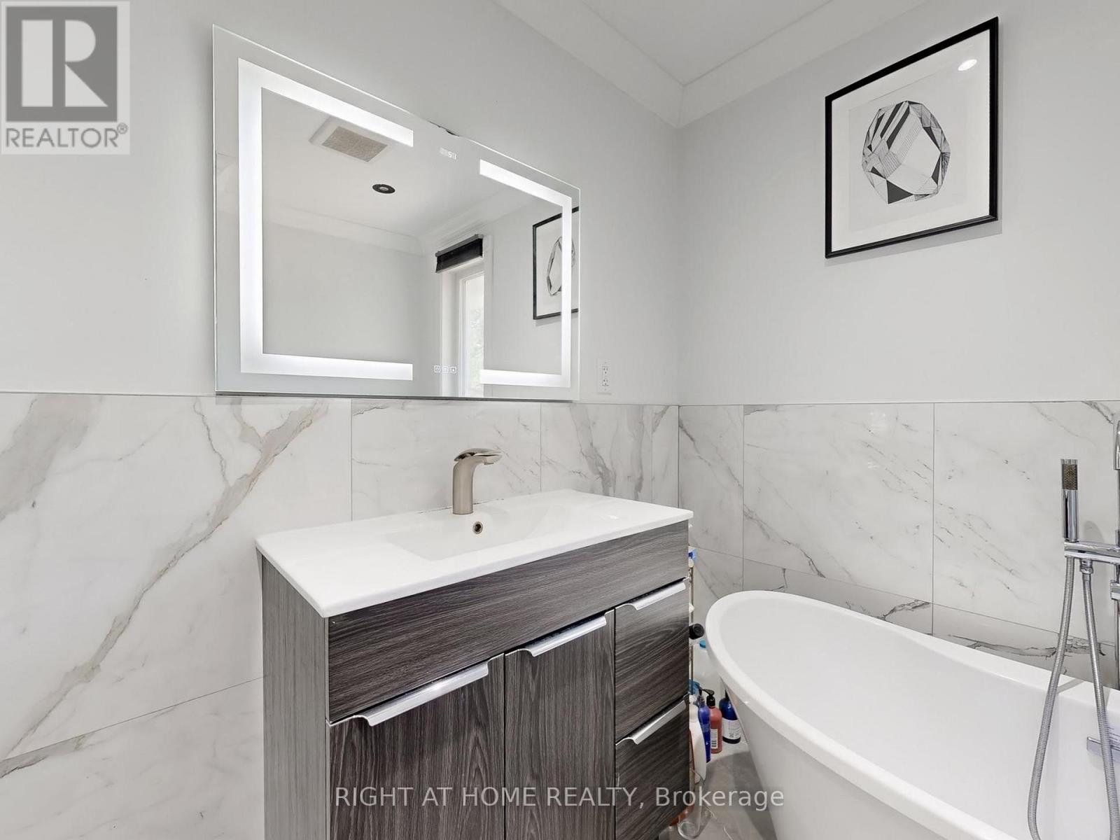174 Langstaff Road, Richmond Hill (South Richvale), Ontario  L4C 6N4 - Photo 15 - N12481944