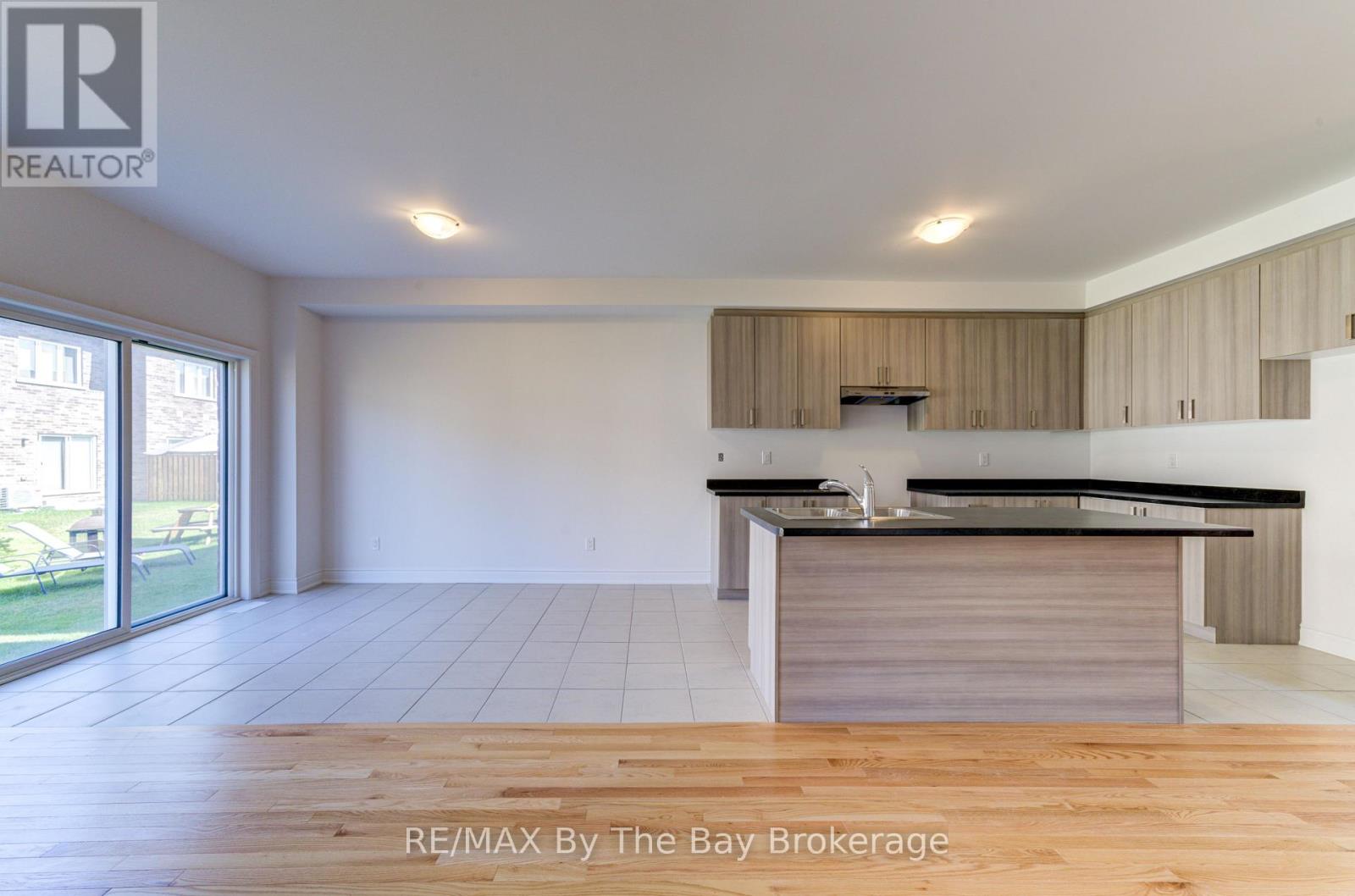 39 Lisa Street, Wasaga Beach, Ontario  L9Z 1J9 - Photo 10 - S12481984