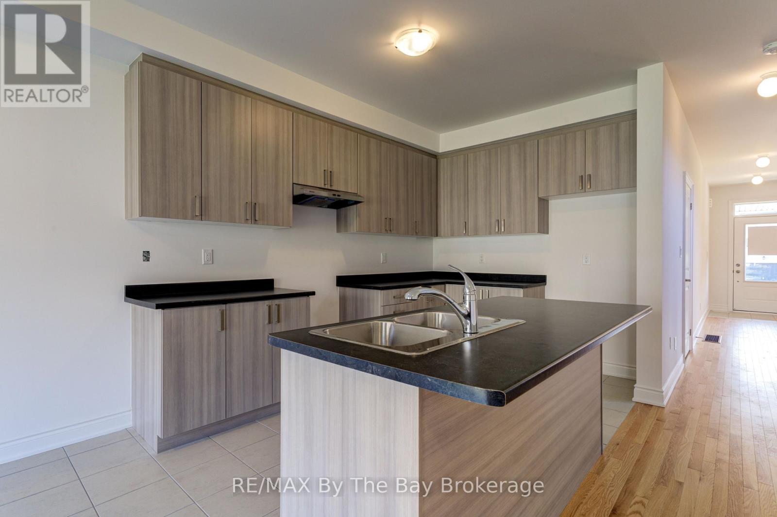 39 Lisa Street, Wasaga Beach, Ontario  L9Z 1J9 - Photo 15 - S12481984