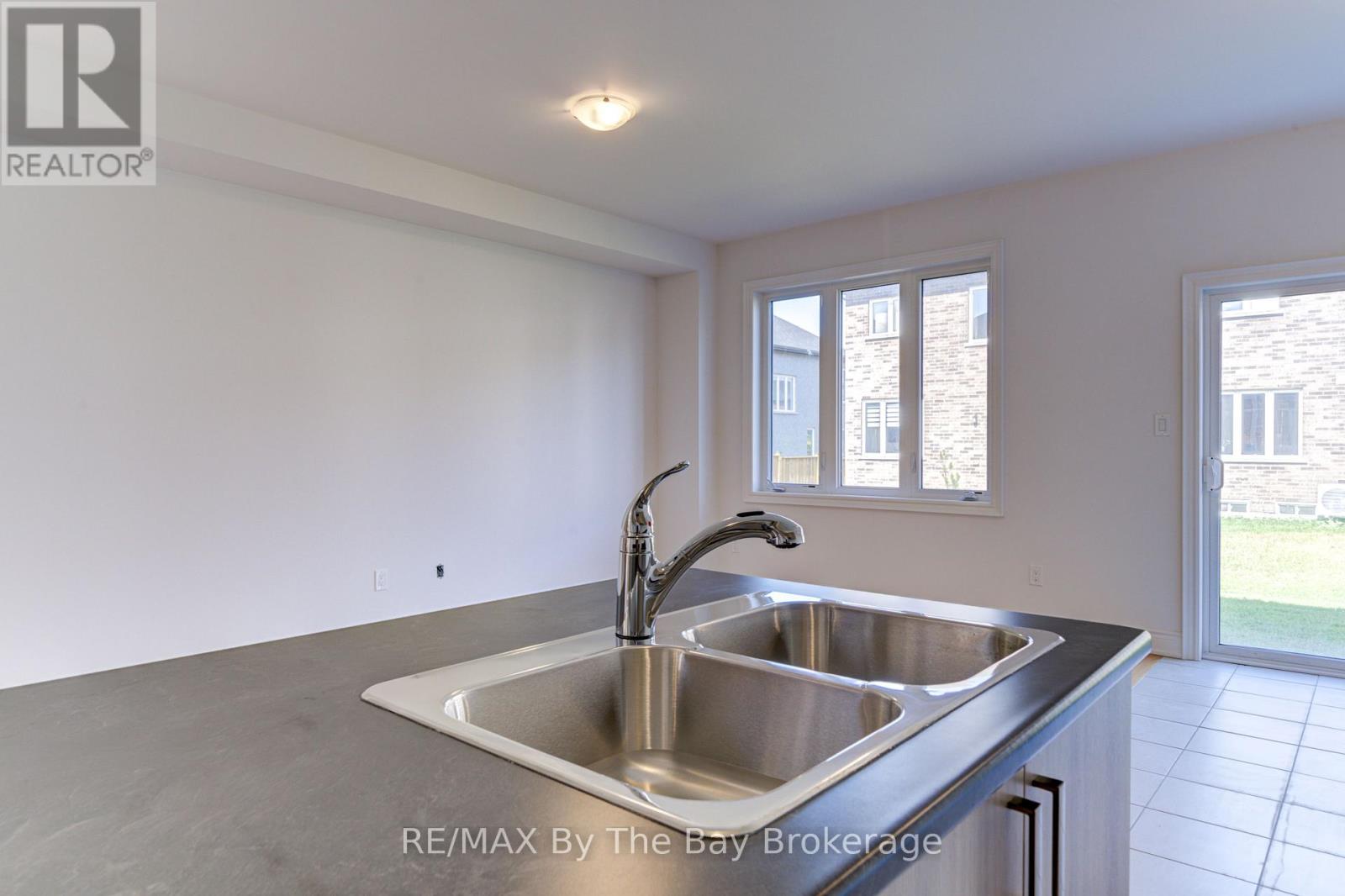 39 Lisa Street, Wasaga Beach, Ontario  L9Z 1J9 - Photo 17 - S12481984