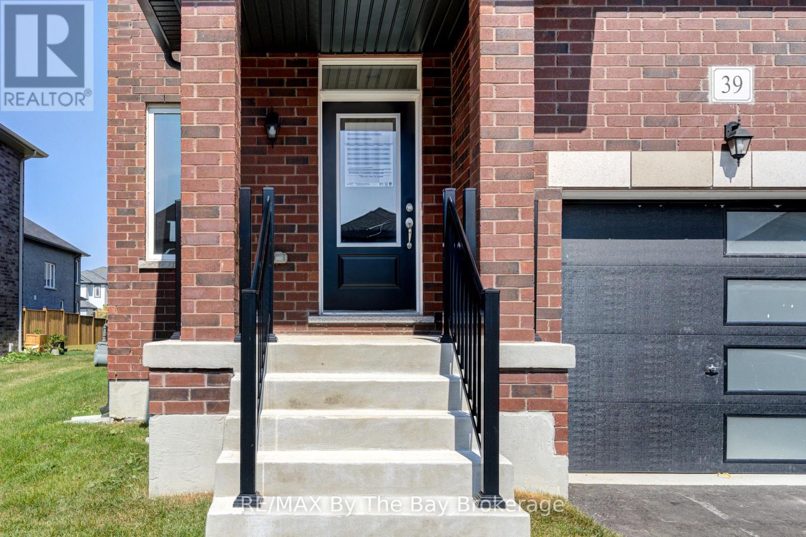 39 Lisa Street, Wasaga Beach, Ontario  L9Z 1J9 - Photo 3 - S12481984