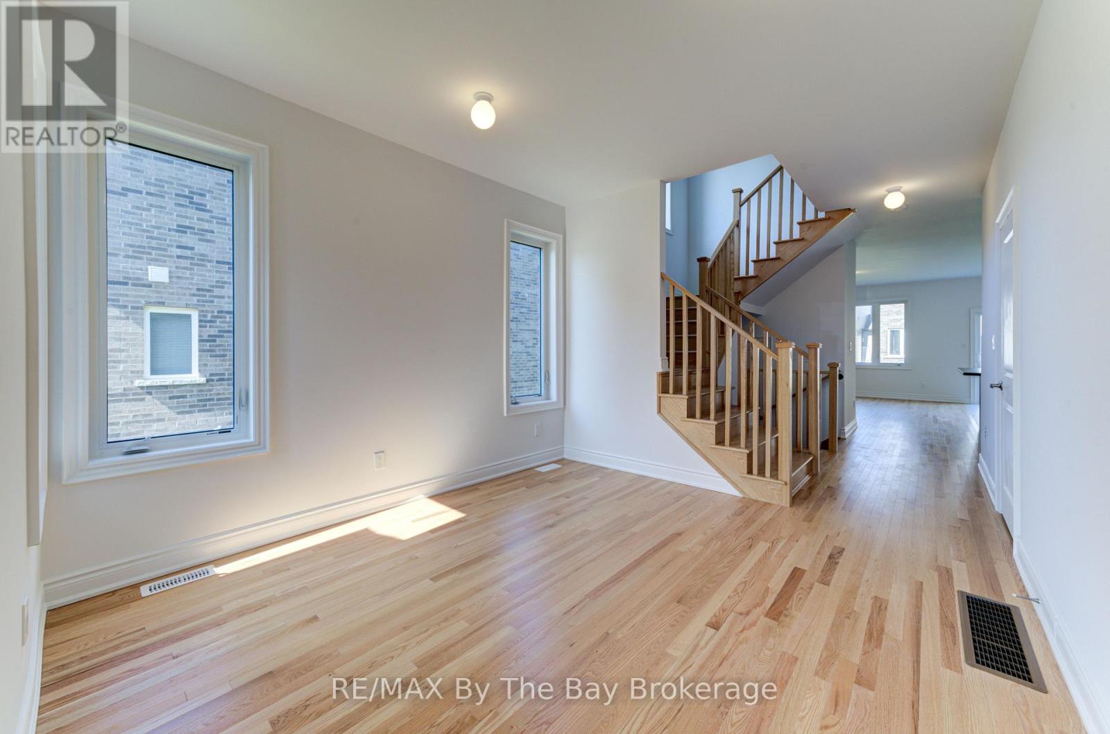 39 Lisa Street, Wasaga Beach, Ontario  L9Z 1J9 - Photo 4 - S12481984
