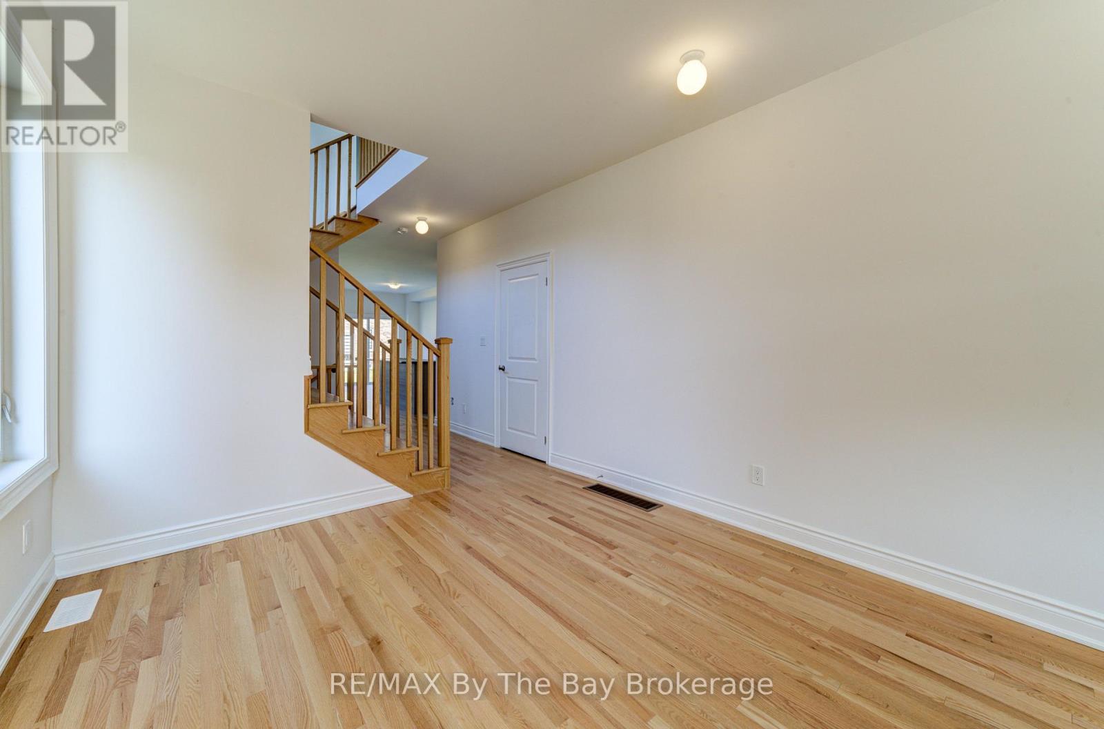 39 Lisa Street, Wasaga Beach, Ontario  L9Z 1J9 - Photo 6 - S12481984