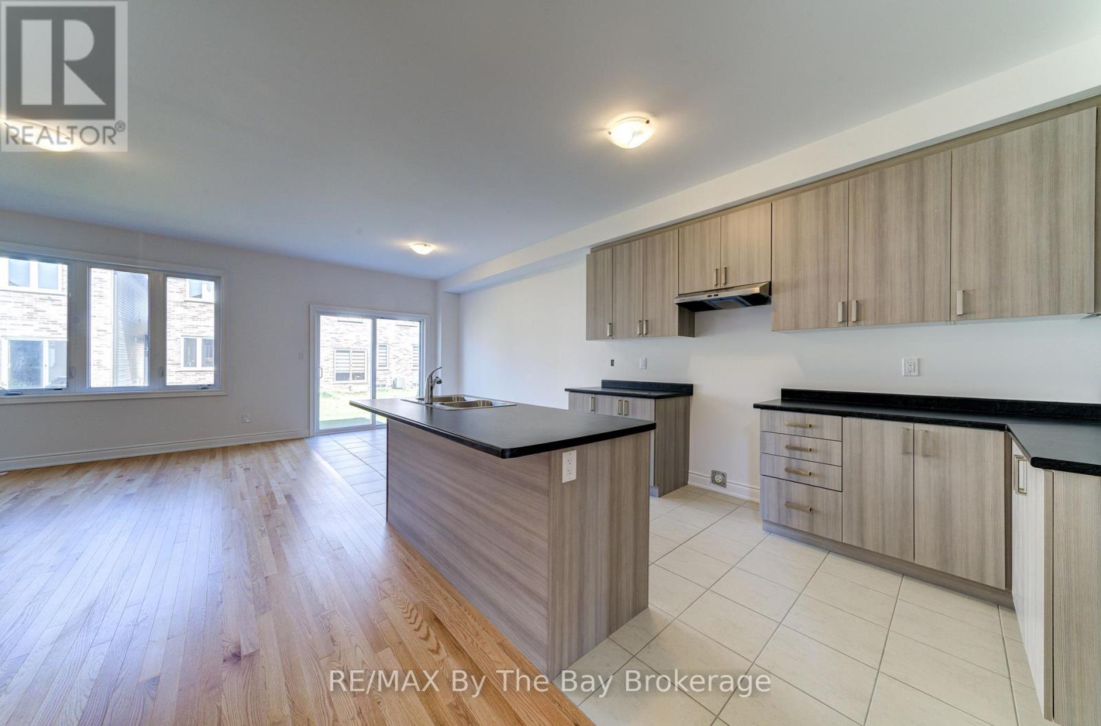39 Lisa Street, Wasaga Beach, Ontario  L9Z 1J9 - Photo 8 - S12481984
