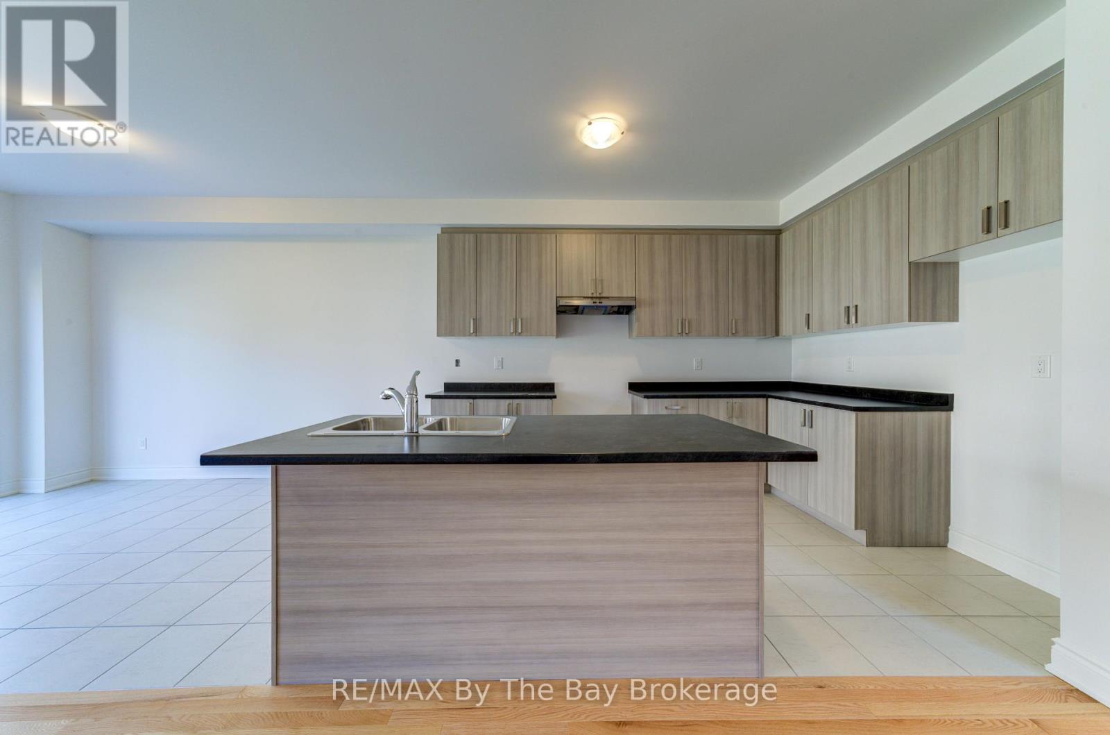 39 Lisa Street, Wasaga Beach, Ontario  L9Z 1J9 - Photo 9 - S12481984