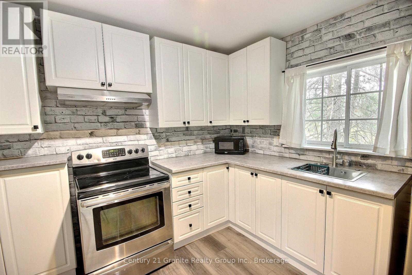 4 Dickson Street, Kawartha Lakes, Ontario  K0M 2A0 - Photo 11 - X12481980