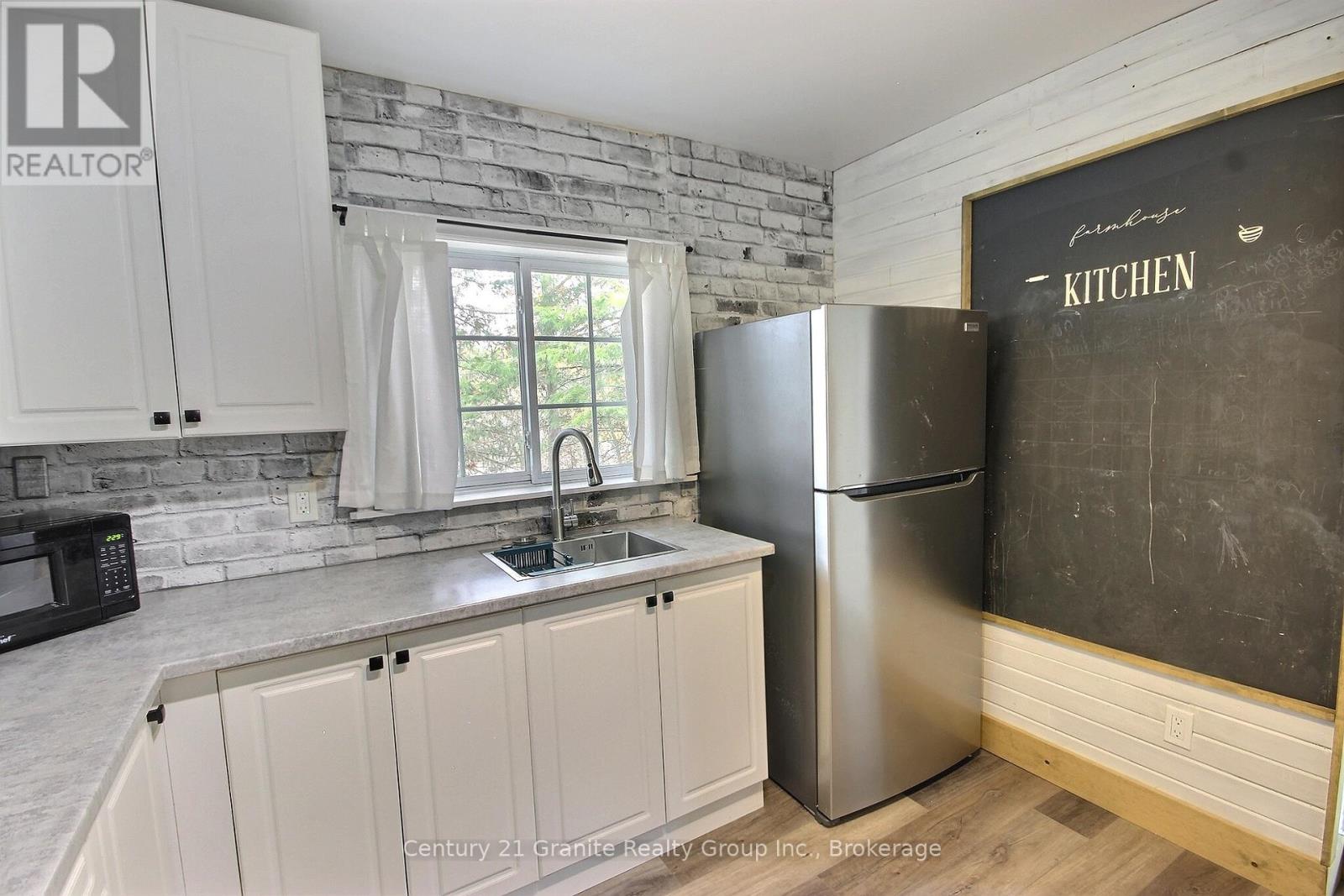 4 Dickson Street, Kawartha Lakes, Ontario  K0M 2A0 - Photo 13 - X12481980