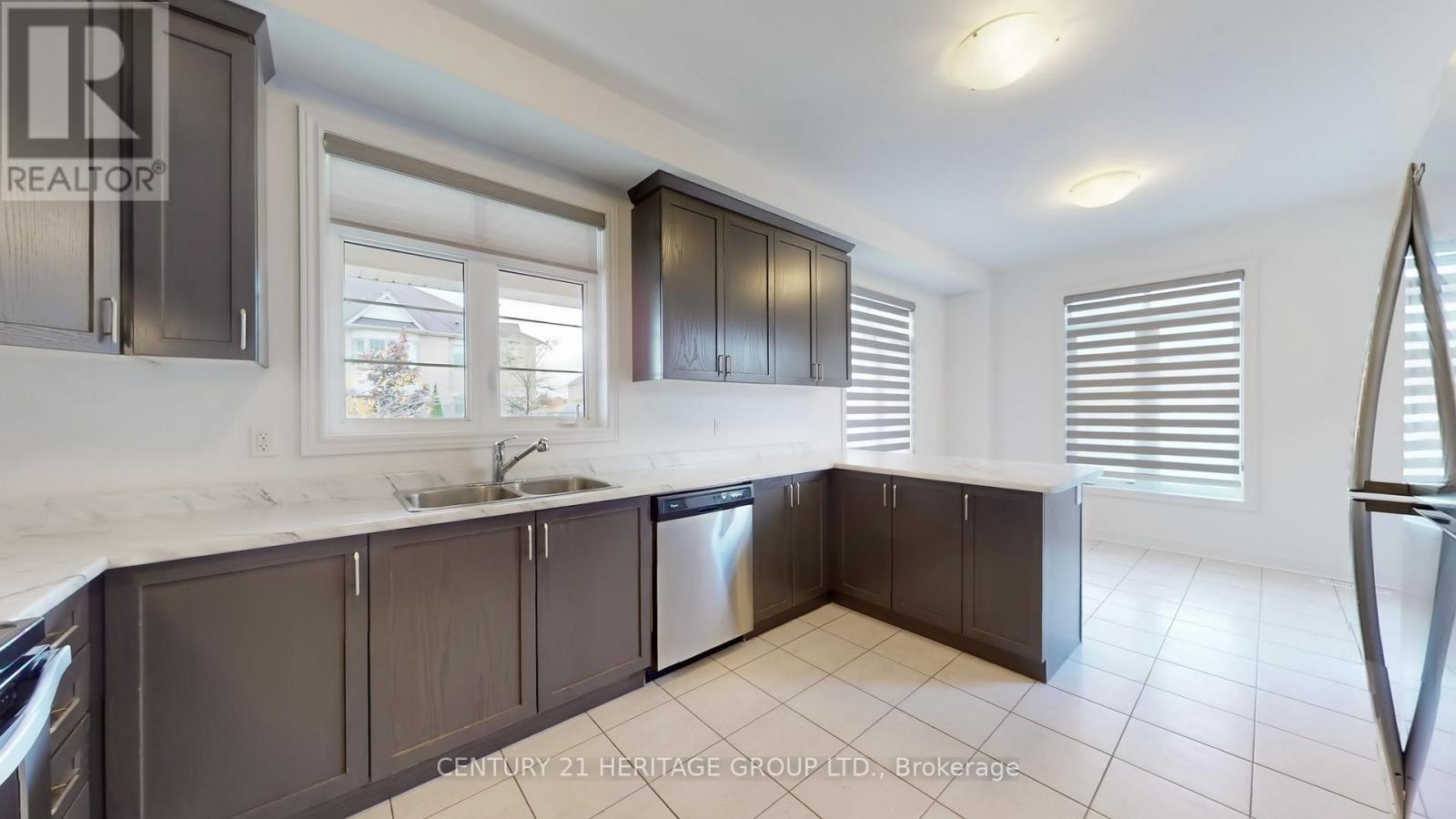 68 Barrow Avenue, Bradford West Gwillimbury, Ontario  L3Z 0W1 - Photo 6 - N12480078