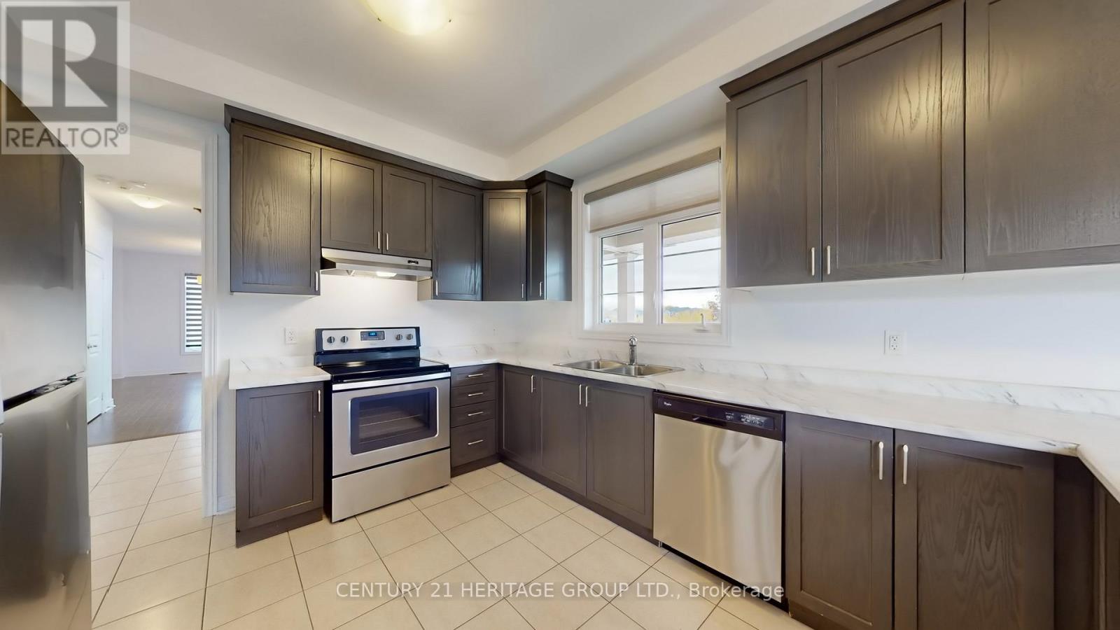 68 Barrow Avenue, Bradford West Gwillimbury, Ontario  L3Z 0W1 - Photo 4 - N12480078