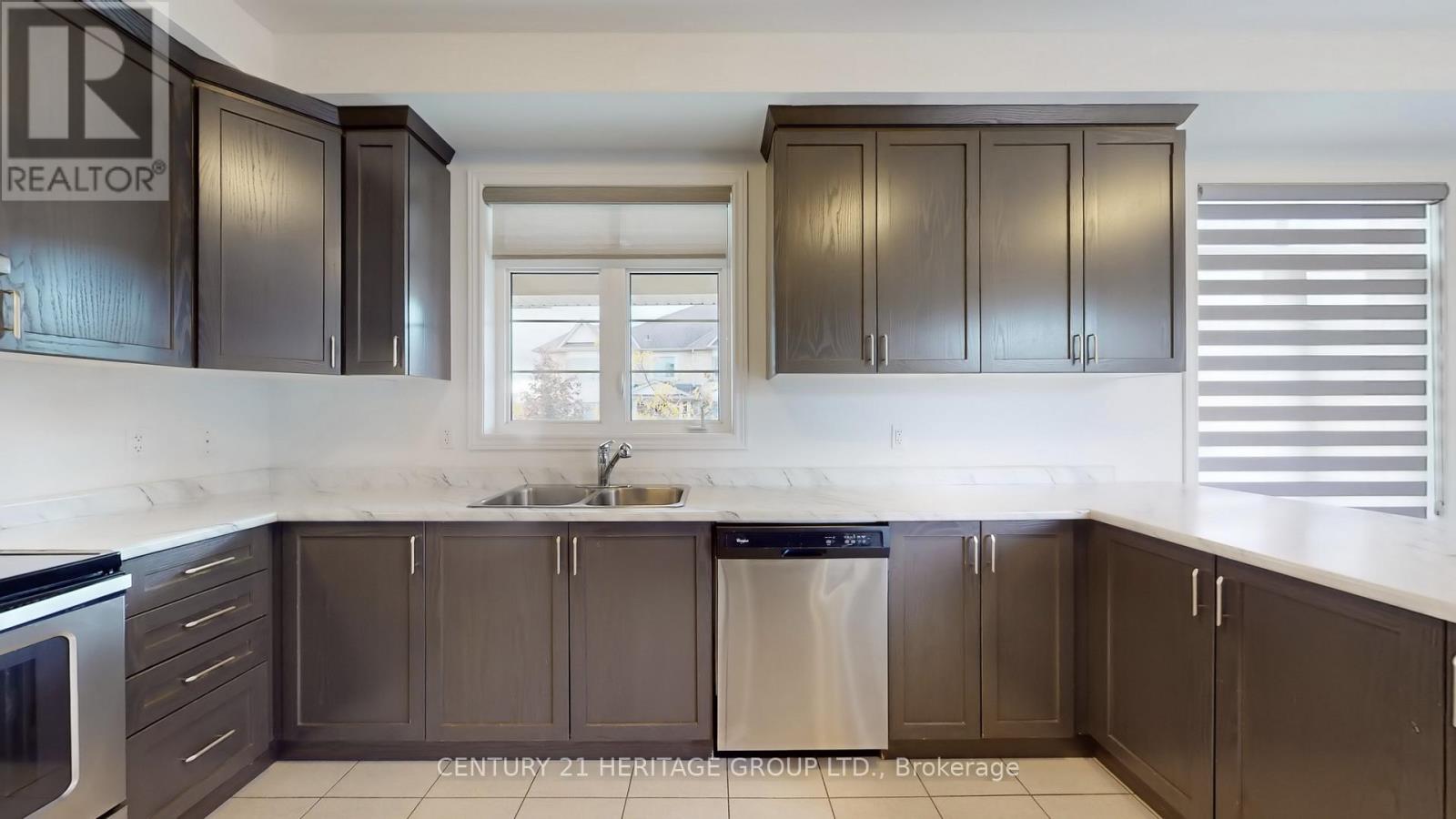 68 Barrow Avenue, Bradford West Gwillimbury, Ontario  L3Z 0W1 - Photo 5 - N12480078