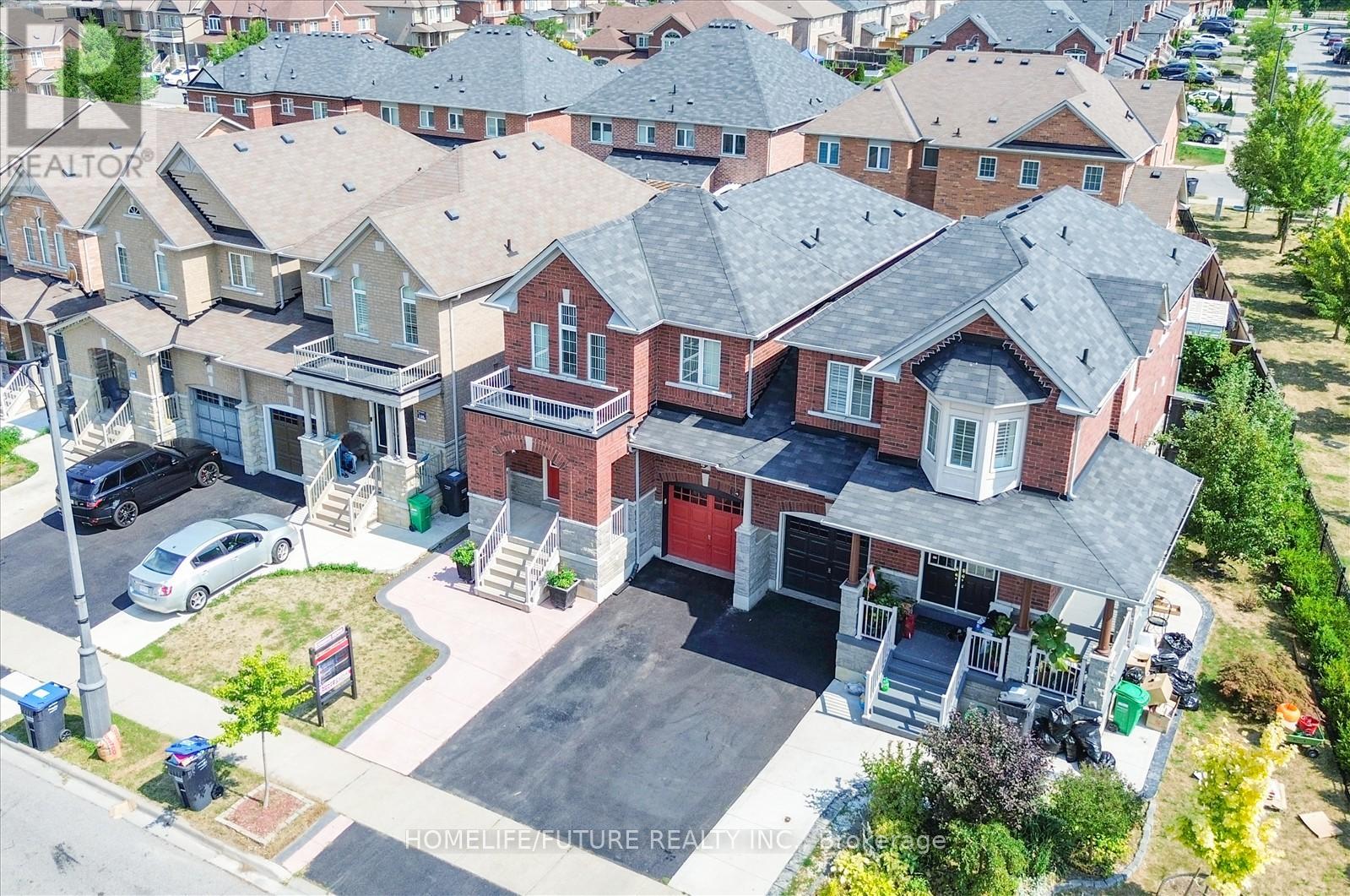 13 Oklahoma Drive, Brampton, Ontario  L6P 3L8 - Photo 4 - W12470325