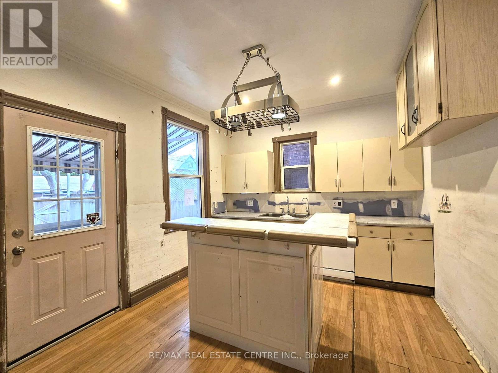 35 Fairleigh Avenue N, Hamilton, Ontario  L8L 6H1 - Photo 5 - X12480901
