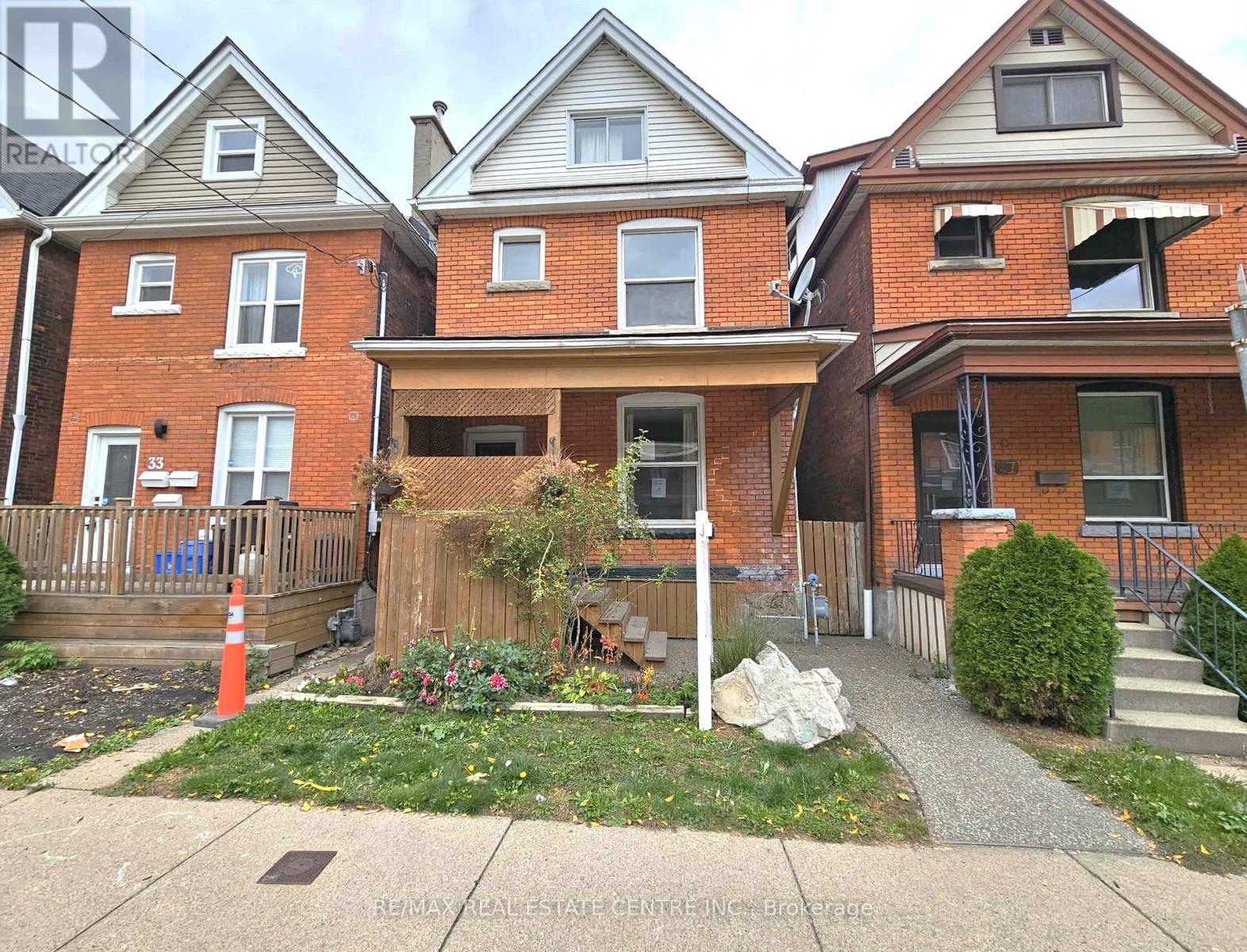 35 Fairleigh Avenue N, Hamilton, Ontario  L8L 6H1 - Photo 2 - X12480901